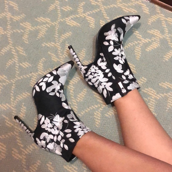 Zara Shoes - Embroidered booties